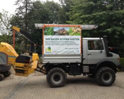 Unimog auf dem Firmengelände Unimog